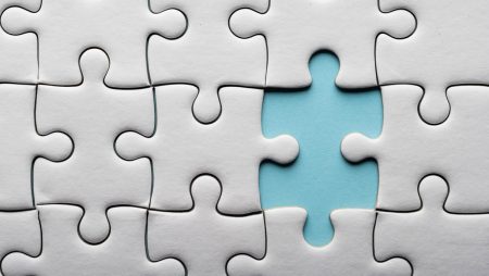 Briefing structures: the missing link in organizational crisis management A jigsaw with a missing piece in the middle.