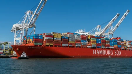 Geopolitical risk in the supply chain – from disruption management to strategic Close up of cargo containers on a fully loaded container ship in the Oakland-San Francisco Bay area.